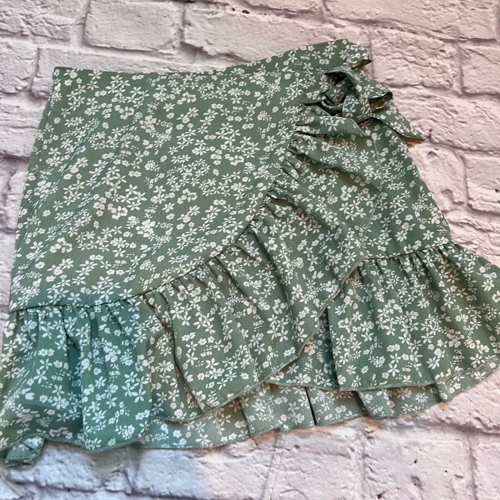SHEIN green and white floral wrap skirt NEW